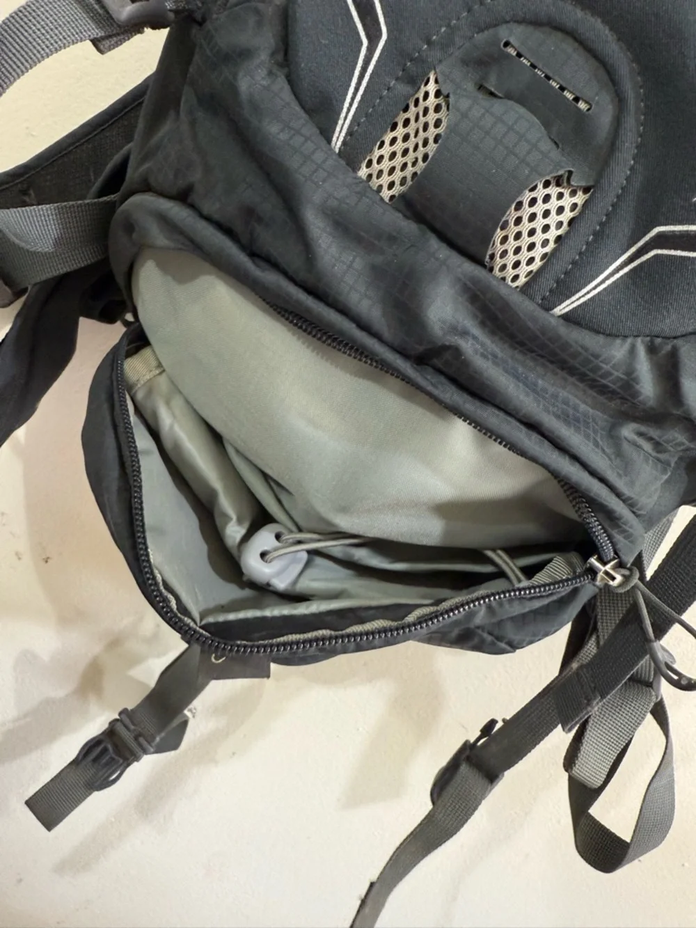 OSPREY Raptor 14 Backpack in Black with Gray Accents